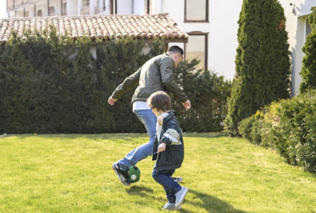 full-shot-father-kid-playing-outdoors-2048x1363